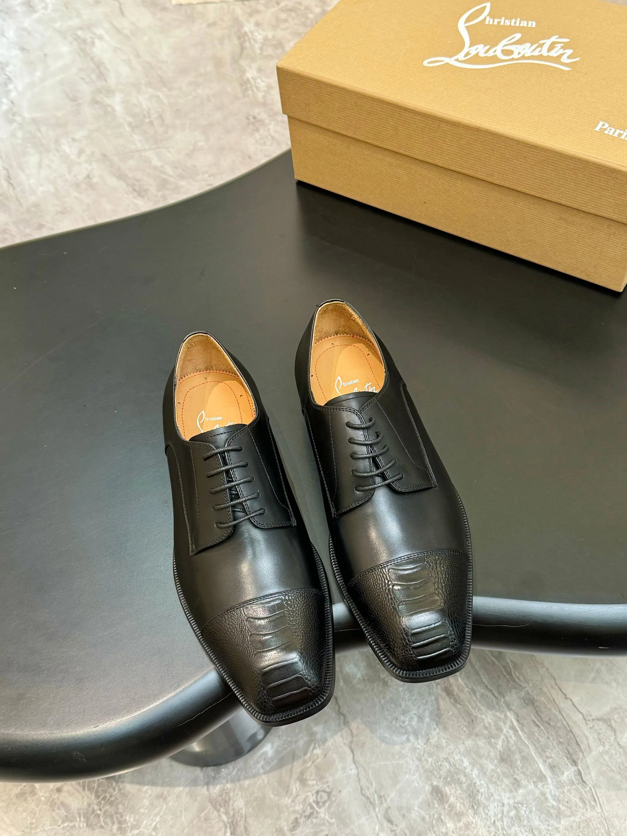 [CL red sole shoes] Top P: 1020💰 Size 39-44 (⚠️38.45.46.47 custom-made, non-returnable and non-exchangeable) 🆑High-end men's business formal leather shoes, original authentic top quality goods ••✅💯 Top original order purchasing agent! Original imported patterned cowhide ➕Imported cowhide lining ➕Cowhide feet ➕Original leather outsole~🉑️Feel free to compare the authentic ones!